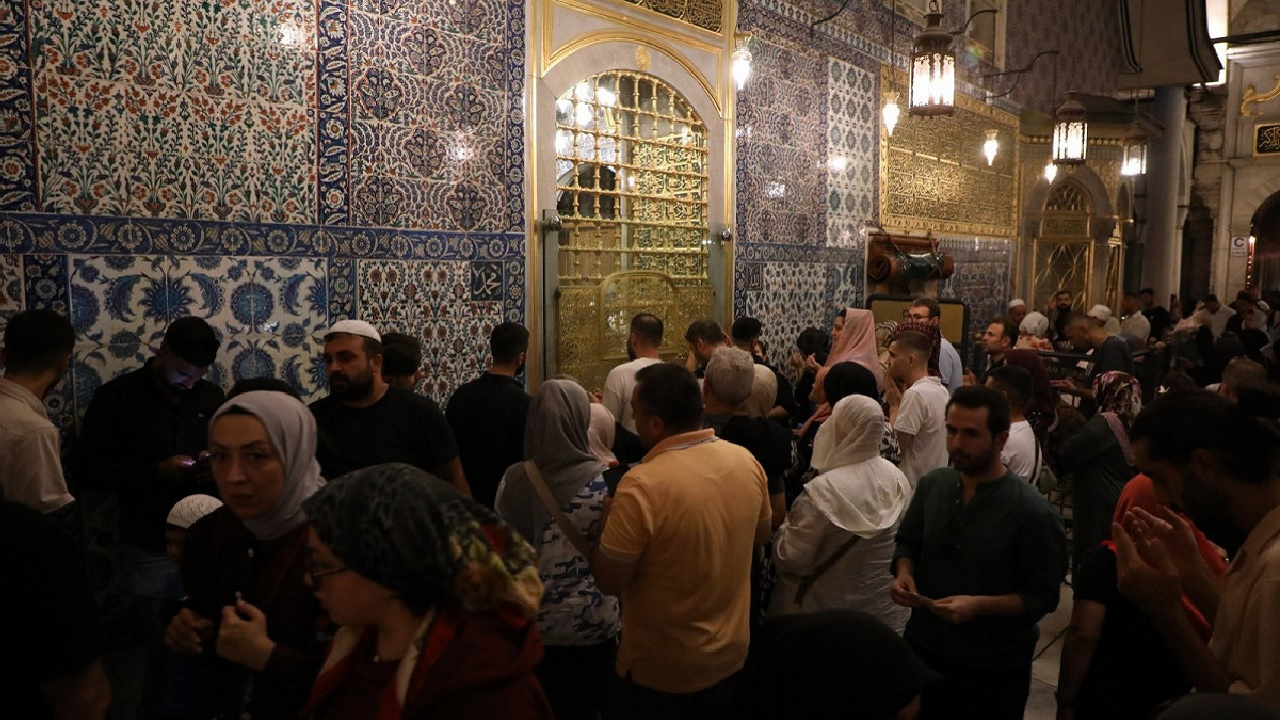 Eyüpsultan Camii’nde Regaip Kandili yoğunluğu! Binlerce insan ibadet için akın etti...