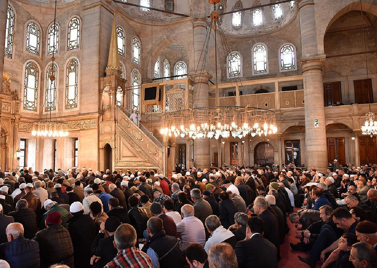 Eyüpsultan Camii’nde Regaip Kandili yoğunluğu! Binlerce insan ibadet için akın etti...