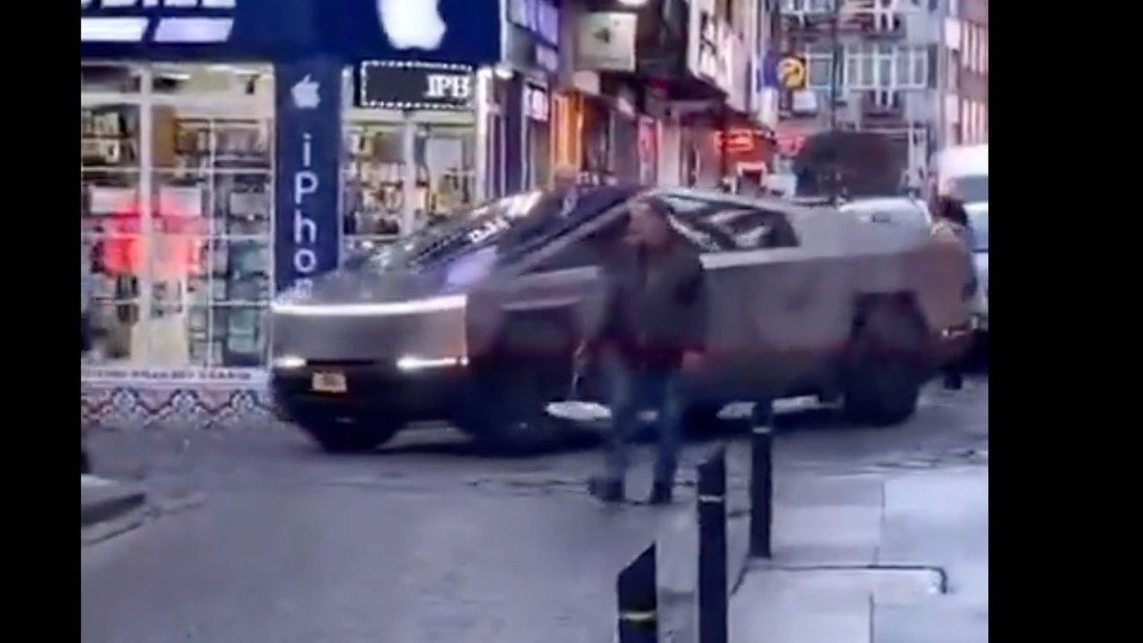 Türkiye'de ilk kez görüldü! Trabzon'da Tesla Cybertruck şaşkınlığı