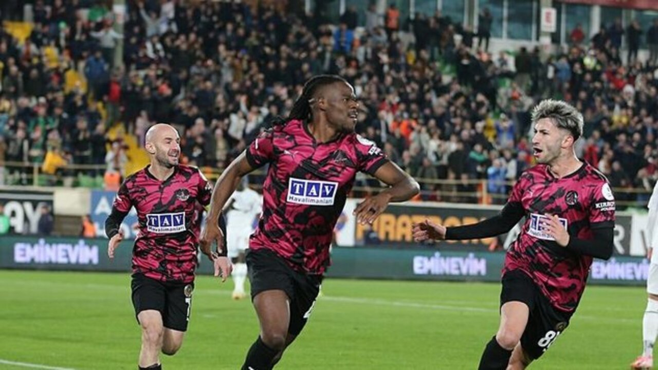 Alanyaspor evinde hata yapmadı, 3 puanı hanesine yazdırdı! Alanyaspor 2 - 1 Konyaspor | Maçın özeti