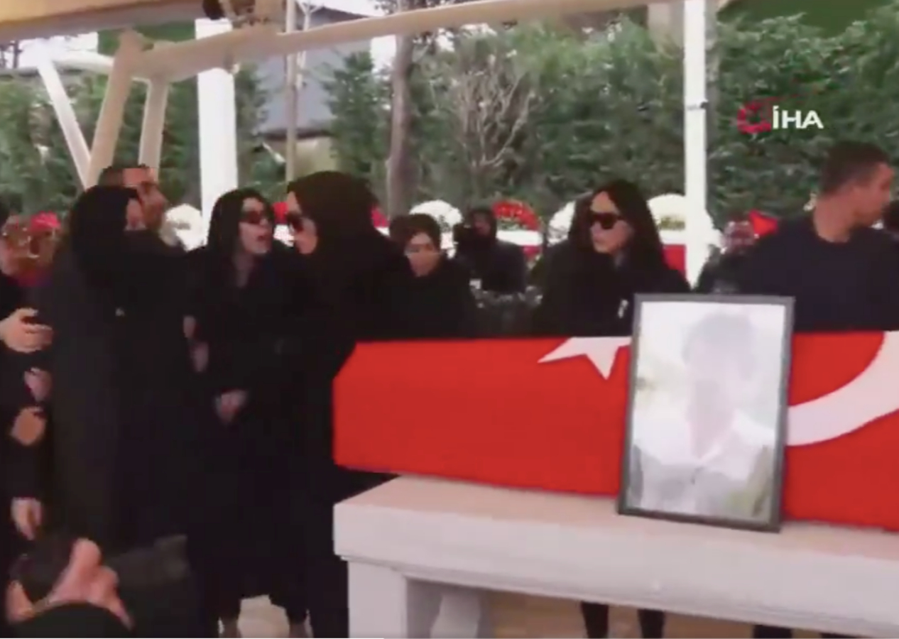 Ferdi Tayfur'un cenazesinde gerginlik! Tuğçe Tayfur tabutun başında yeğeniyle tartıştı! Küfürler havada uçuştu...