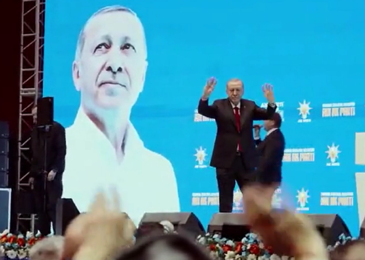 Cumhurbaşkanı Erdoğan'dan anlamlı veda! Sahneye Ferdi Tayfur'un unutulmaz eseri eşliğinde çıktı!