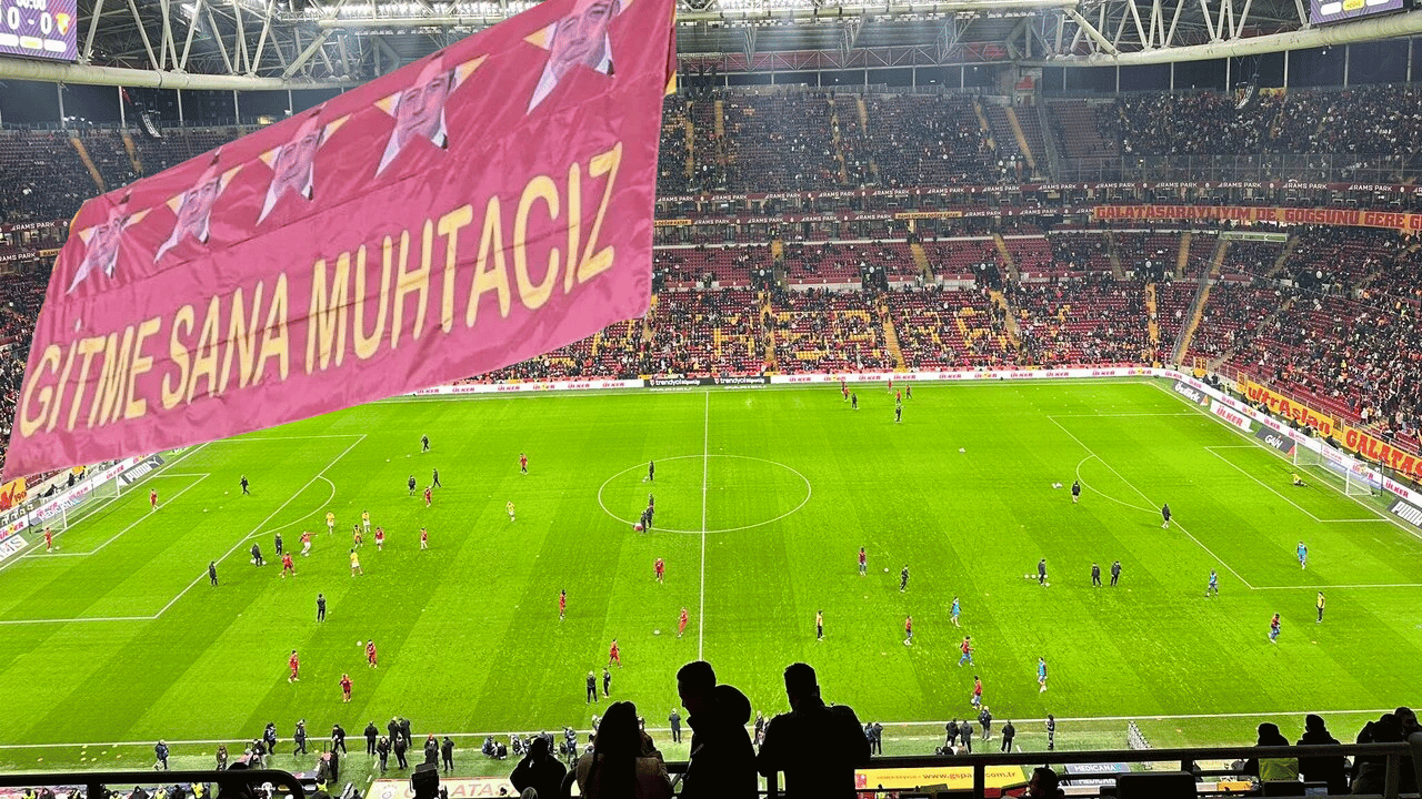 Galatasaray'dan Ali Koç'a pankartlı gönderme: Gitme sana muhtacız!