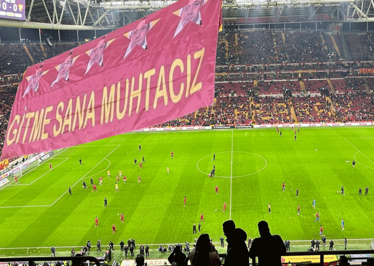 Galatasaray'dan Ali Koç'a pankartlı gönderme: Gitme sana muhtacız!