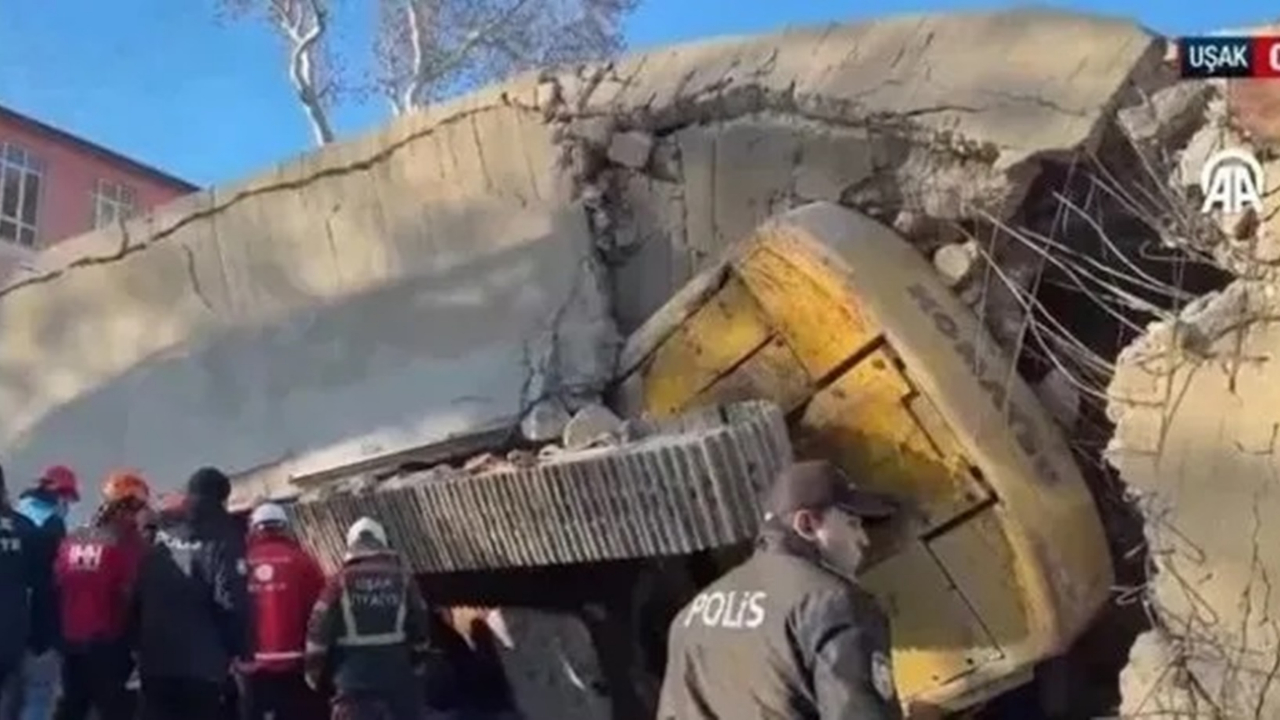 Uşak’ta 4 katlı bina çöktü: Enkaz altında kalan operatör için ekipler çalışma başlattı