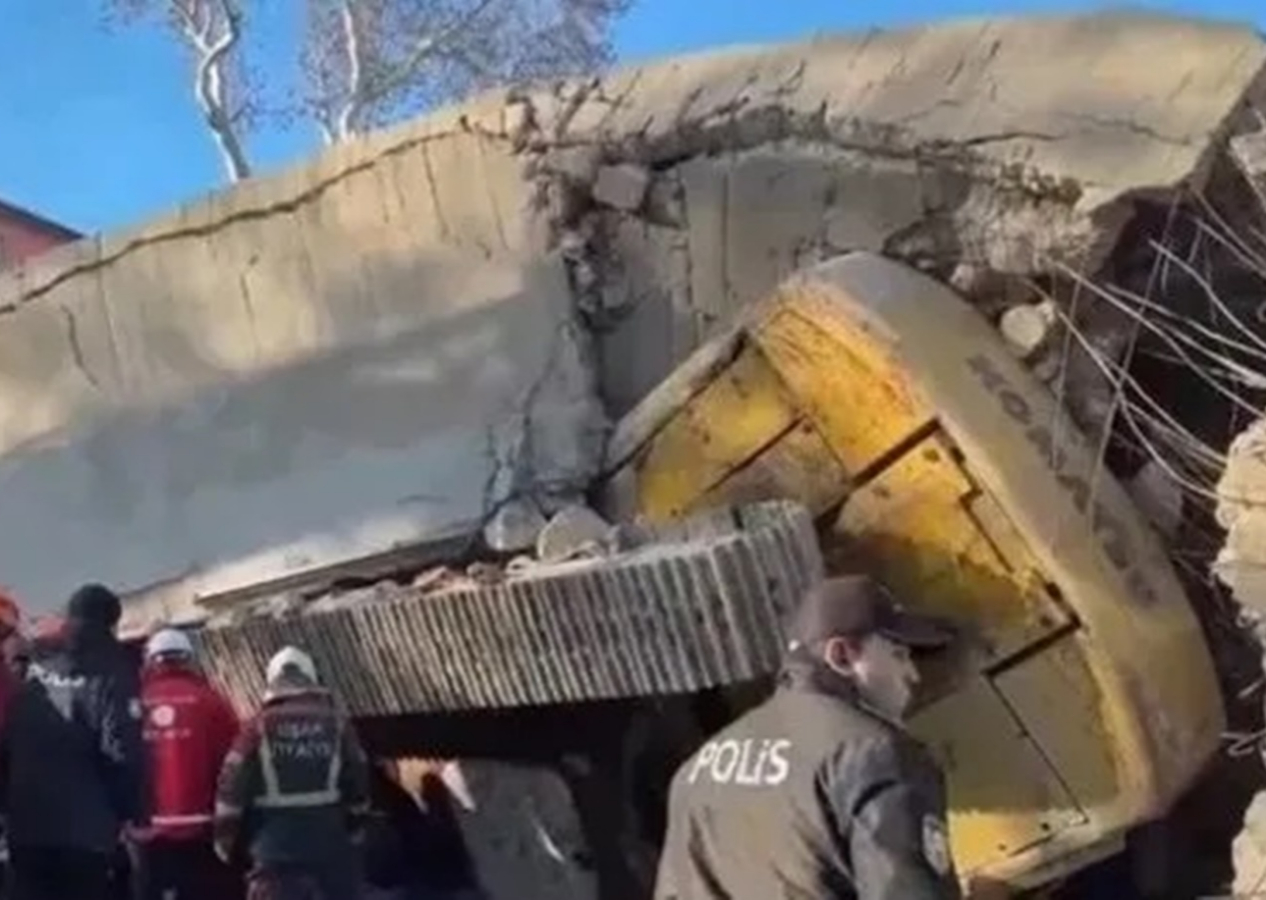 Uşak’ta 4 katlı bina çöktü: Enkaz altında kalan operatör için ekipler çalışma başlattı