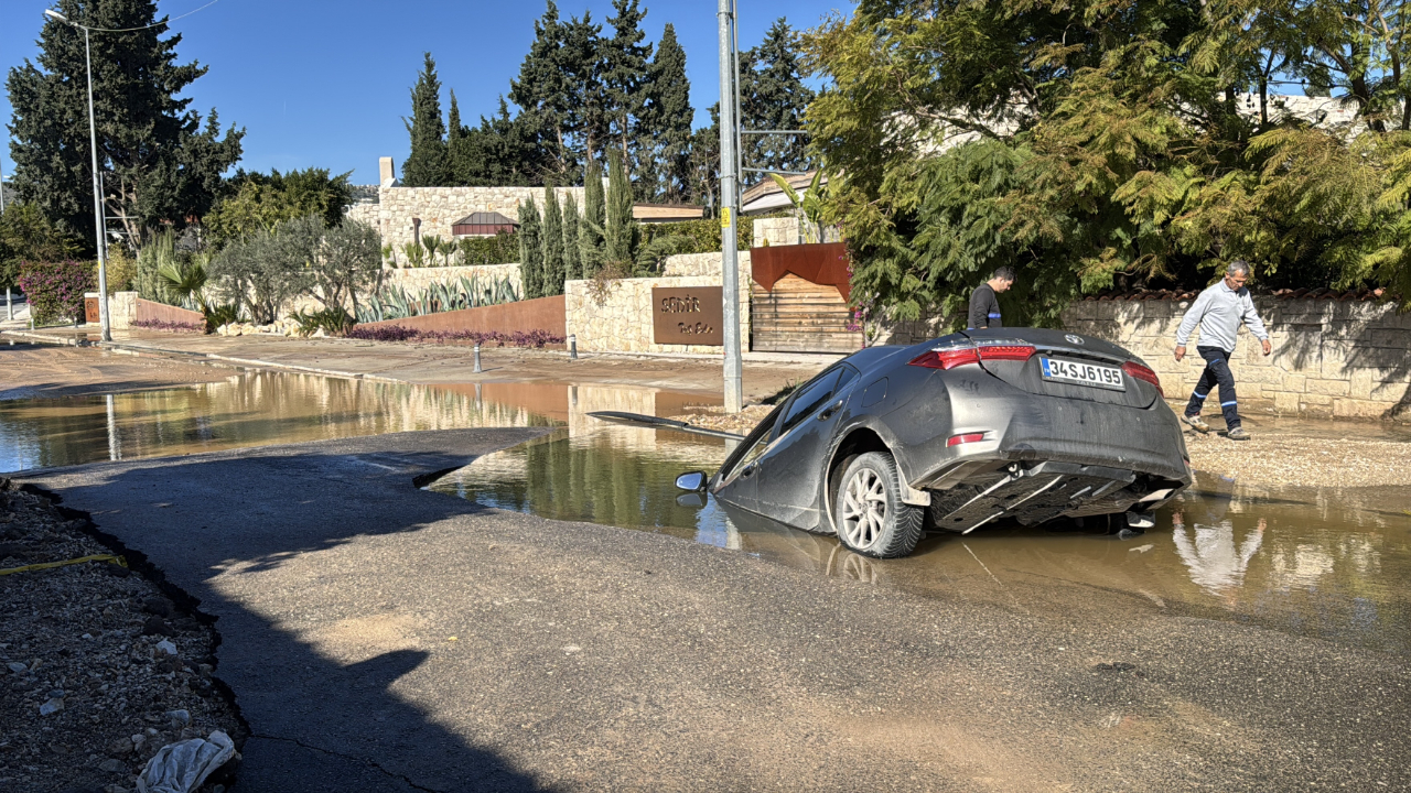 Bodrum’da su hattı felaketi: Çukura düşen araçtaki sürücü kurtarıldı!