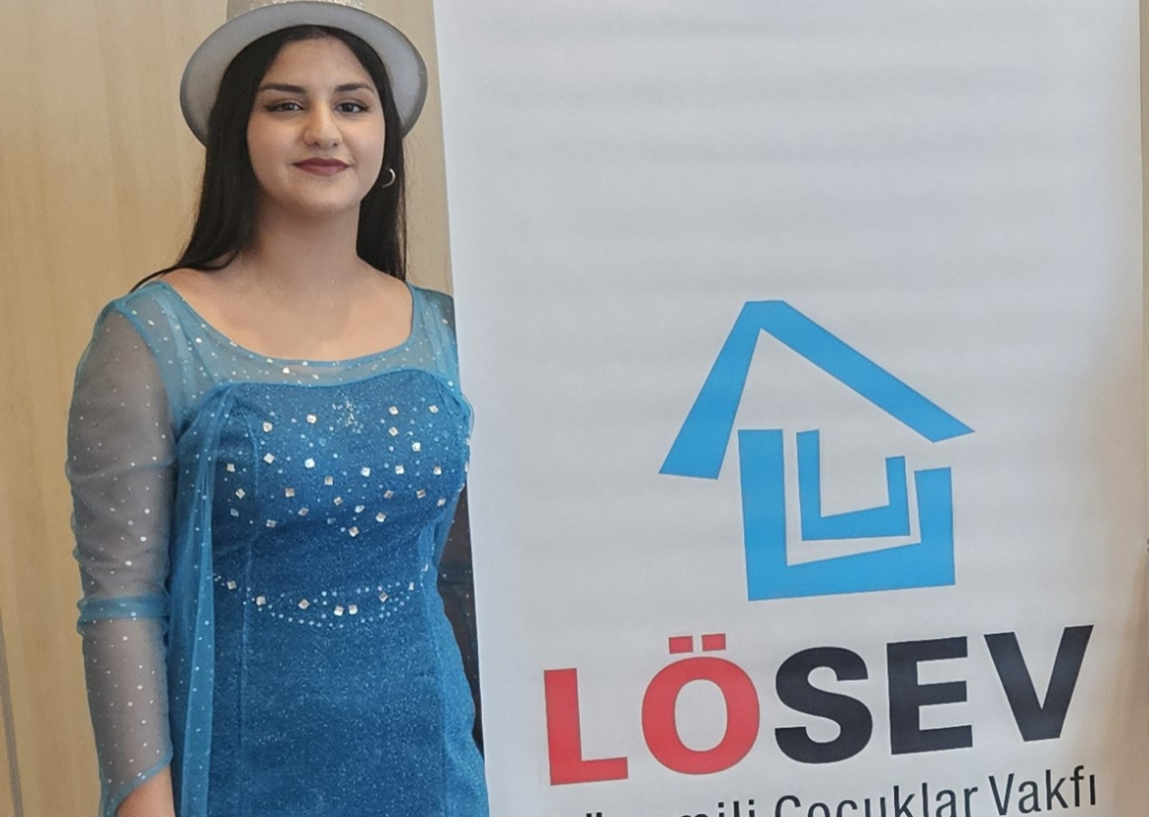 Lenf kanserini yenen 15 yaşındaki Hazal, kanser hastası çocuklara umut oluyor