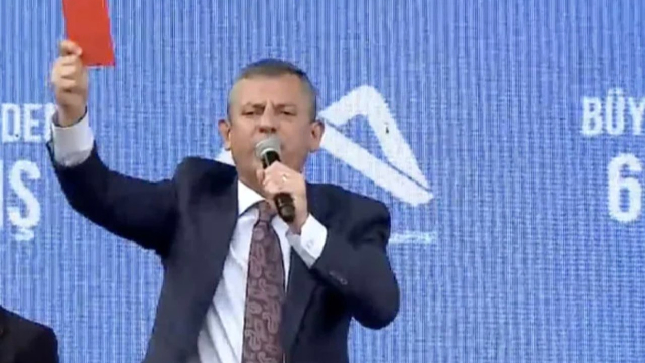 Işıkları kapatalım, kırmızı kart gösterelim... CHP çocuk parkına döndü