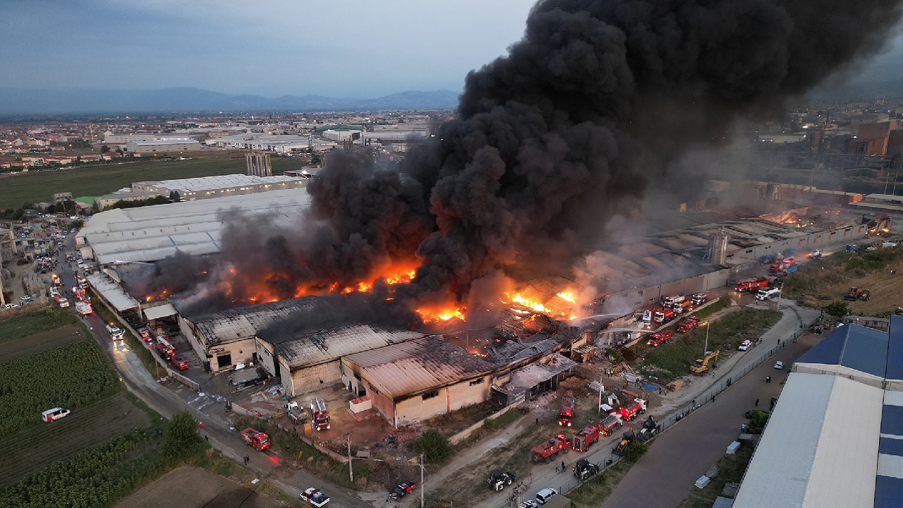 Bursa’da market deposunda korkutan yangın!