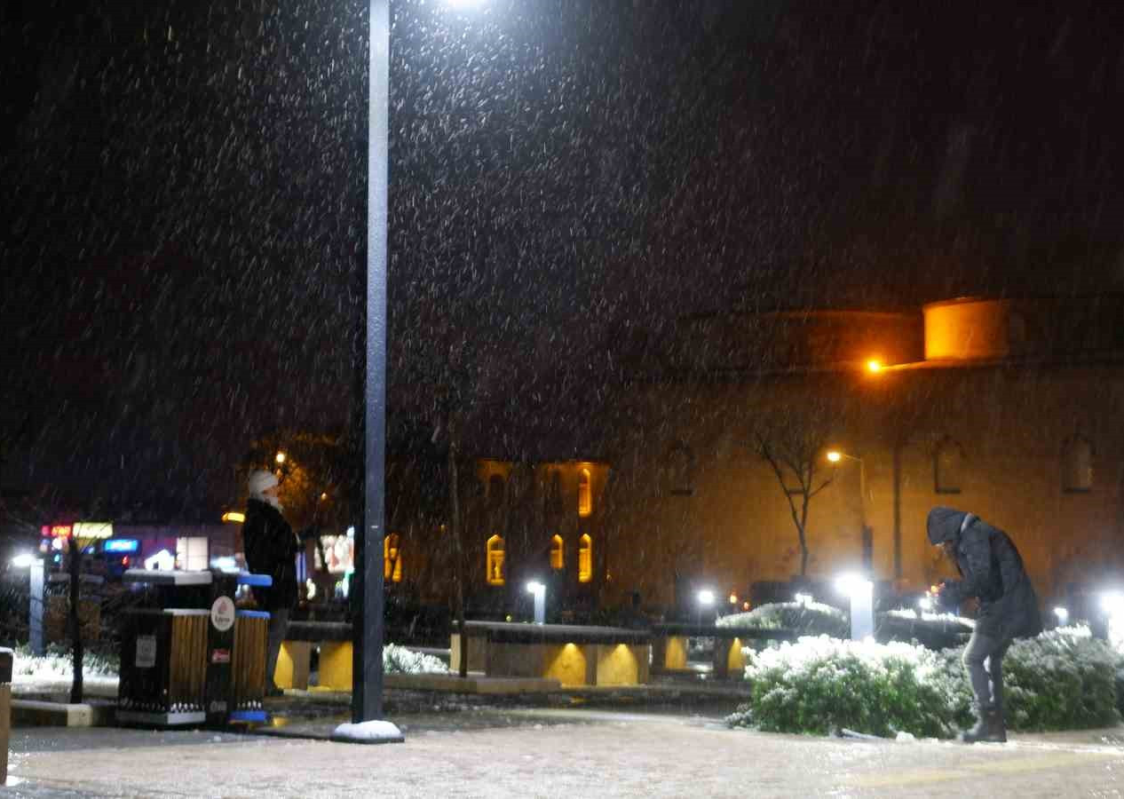 Edirne’de lapa lapa yağan kar, kartpostallık görüntüler oluşturdu