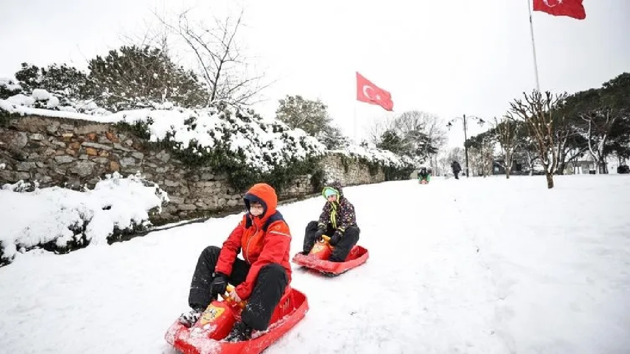 Edirne'de kar kalınlığı 10 santimetreye ulaştı, eğitime ara verildi...