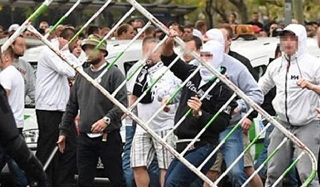 Futbolcuları otoparkta sıkıştırıp 10 dakika dövdüler!