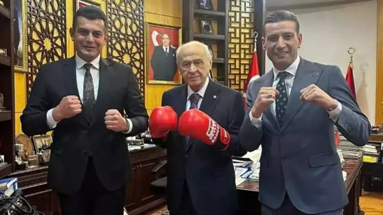 MHP Genel Başkanı Devlet Bahçeli boks eldiveniyle poz verdi!