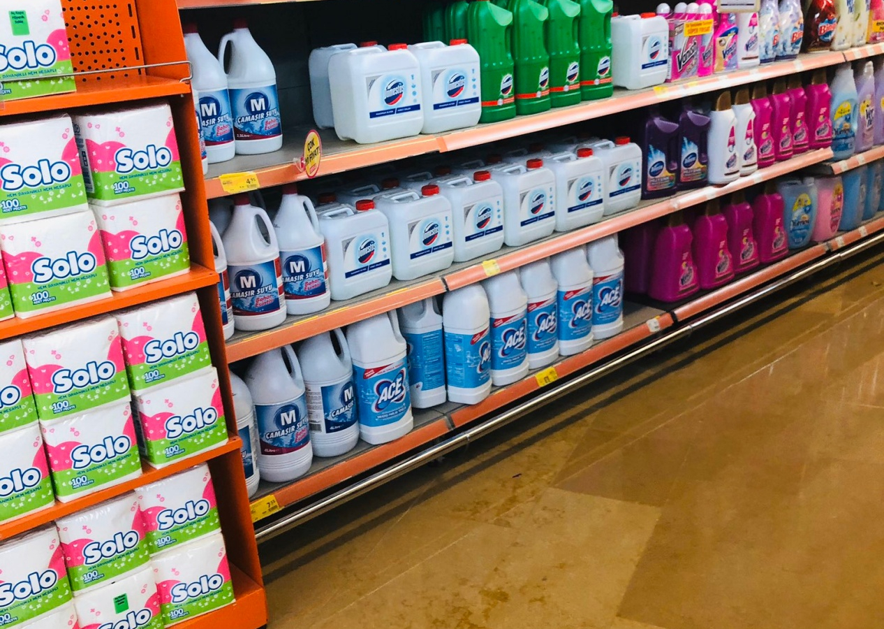 Ölümcül sonuçlara neden olabilir! Bakanlık ünlü çamaşır suyu markasını marketlerden toplatıyor