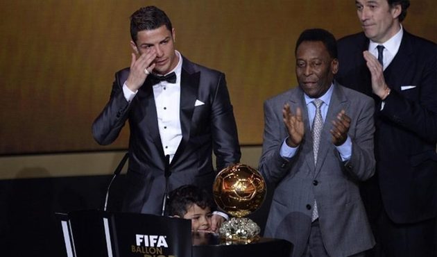 Cristiano Ronaldo, gözyaşları içinde aldığı ödülünü sattı!