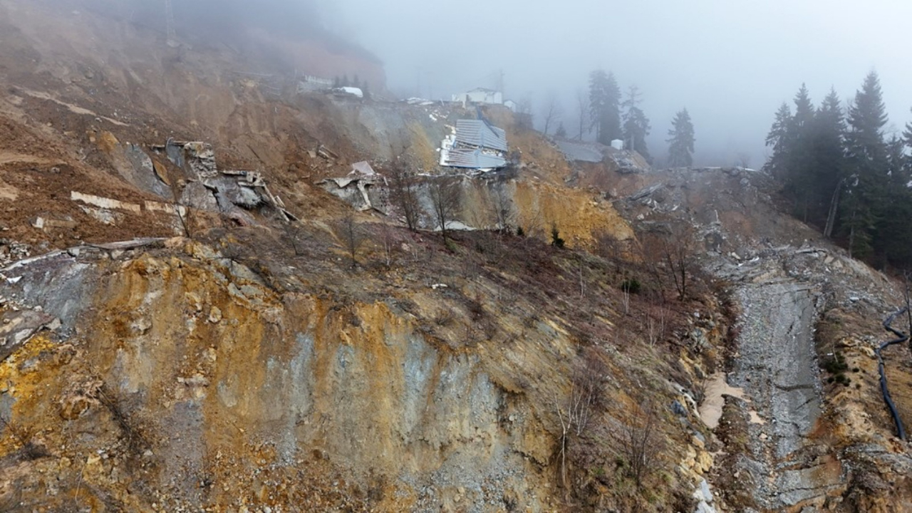 Artvin'de dev heyelan! Korku dolu anlar saniye saniye kamerada... "Kendimizi zor kurtardık"