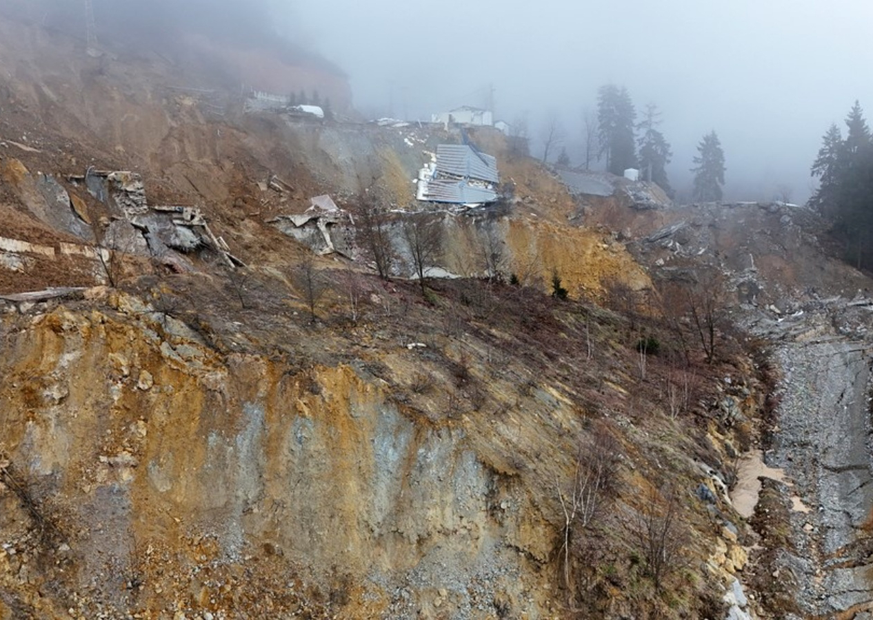 Artvin'de dev heyelan! Korku dolu anlar saniye saniye kamerada... "Kendimizi zor kurtardık"