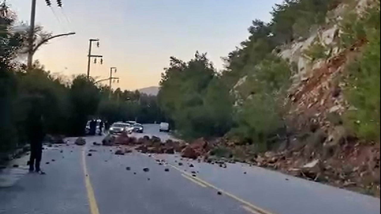 Marmaris’te panik! Heyelan nedeniyle karayolu ulaşıma kapandı