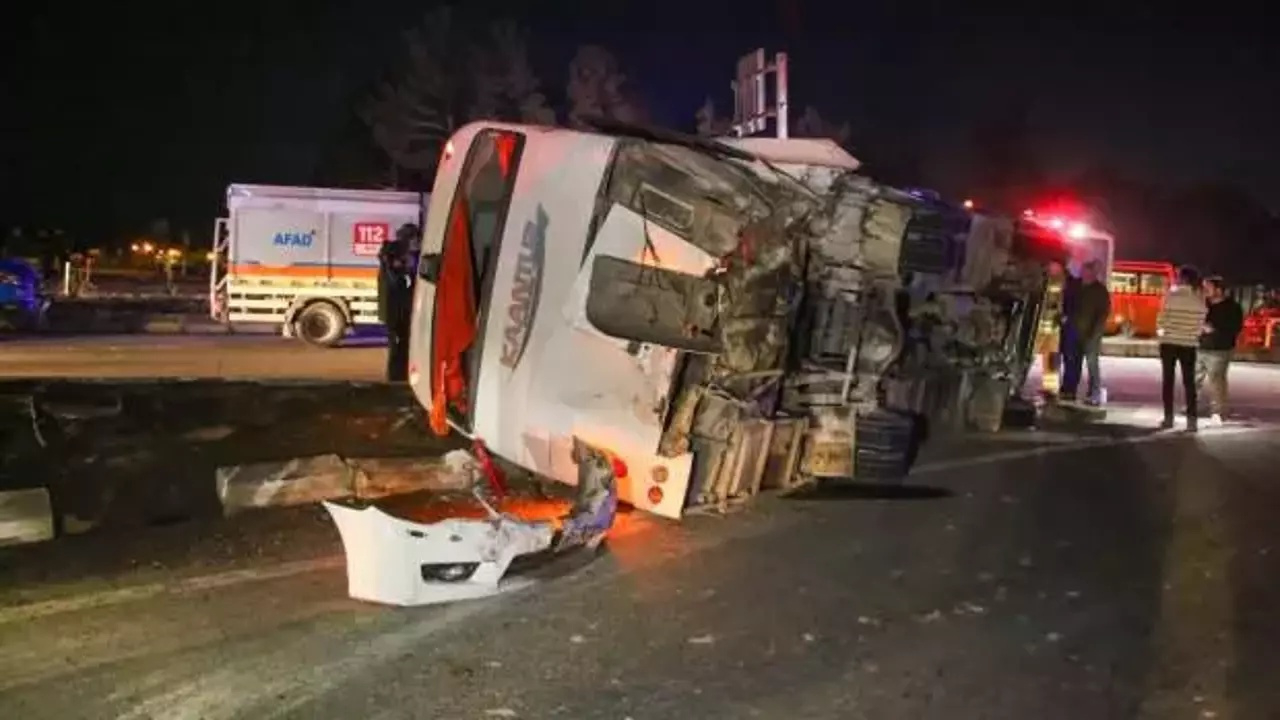 Uşak'ta feci kaza: Otomobil, işçi servisine çarptı! 28 yaralı var...