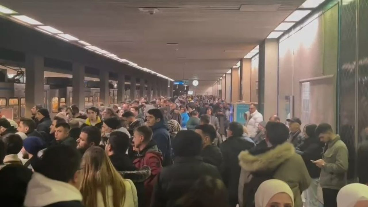 İstanbul'da yine metro mağduriyeti! Yüzlerce kişi yolda kaldı!