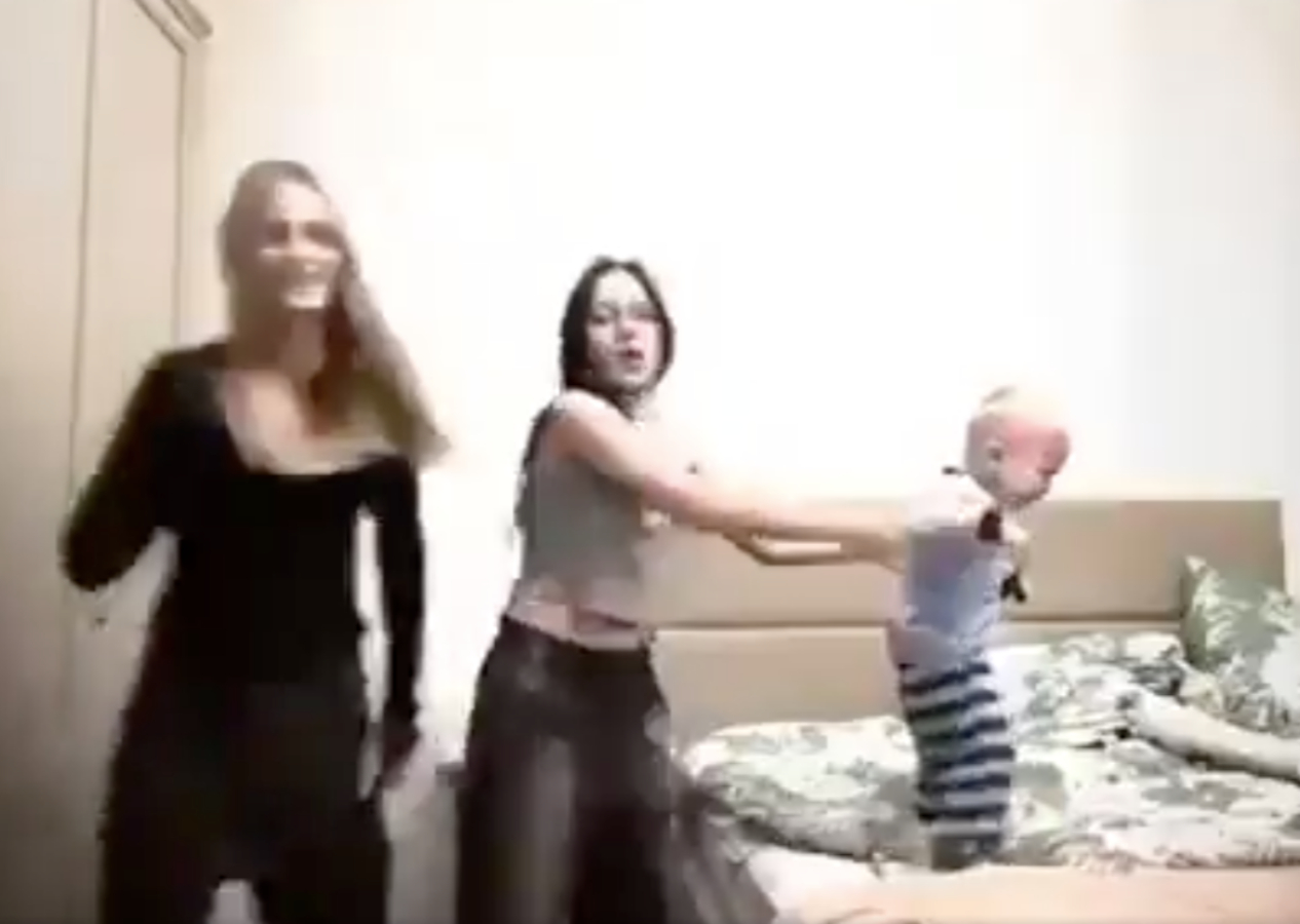 Küçücük çocuğa, iki genç kadından akılalmaz şiddet! Tepkiler gelince soruşturma başlatıldı...
