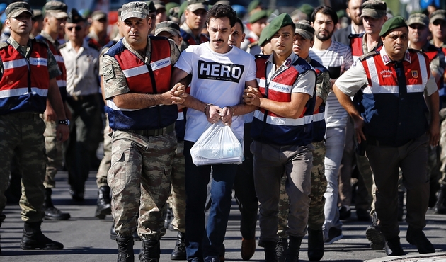 Suikast timinin "hero" tişörtlü sanığı Gökhan Güçlü'ye ceza yağdı...