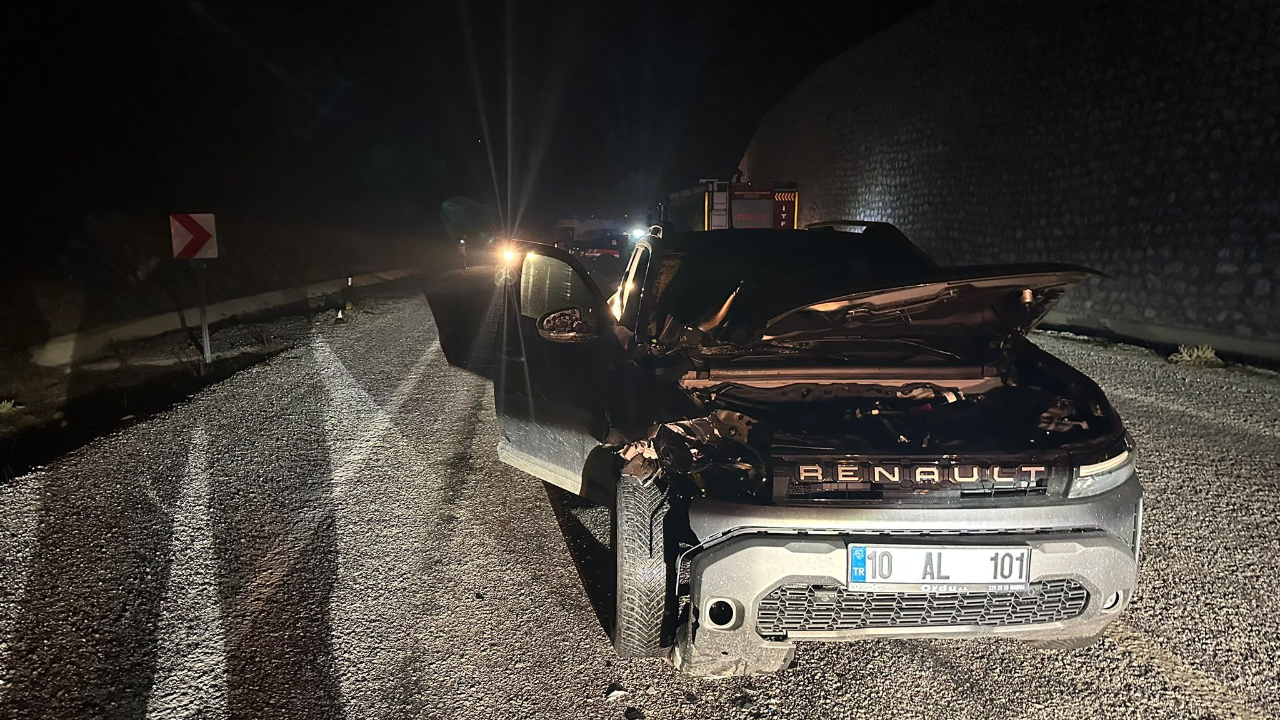 Balıkesir'de aracı şarampole devrilen sürücü yardım için yola çıktığı esnada başka bir aracın çarpmasıyla öldü