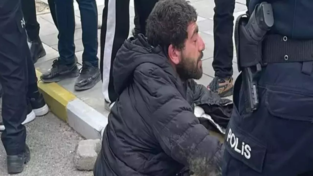Sokak ortasında zorbalık! Yoldan geçenlere bıçak çekip tehdit etti! O zorbayı teslim ettiler!