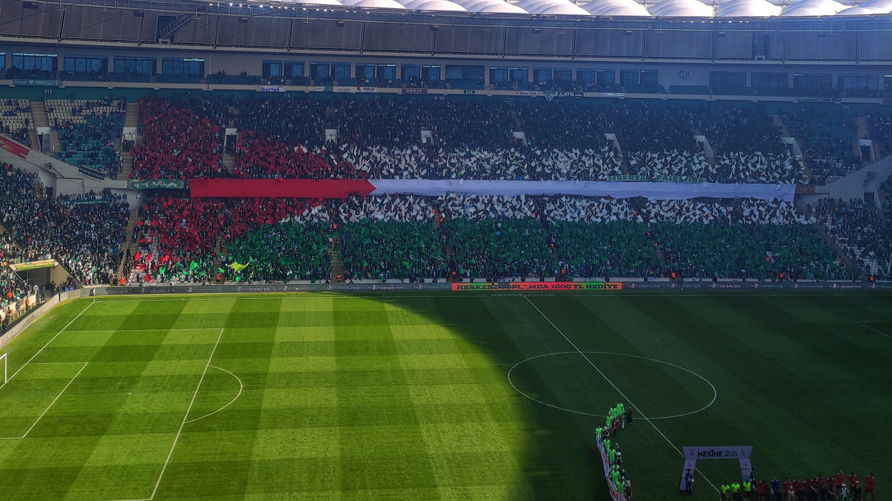 Bursaspor tribünlerinden Filistin bayraklarıyla Gazze'ye destek! Tribünleri hınca hınç dolduran taraftarlardan muhteşem koreografi