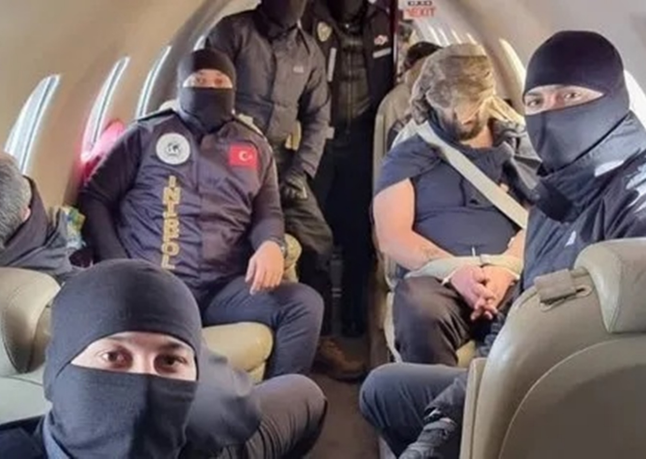 Kırmızı bültenle aranan organize suç örgütü elebaşı Ercan Yılmaz ve örgüt üyesi İbrahim Kaymak Ermenistan'da yakalanarak Türkiye'ye getirildi