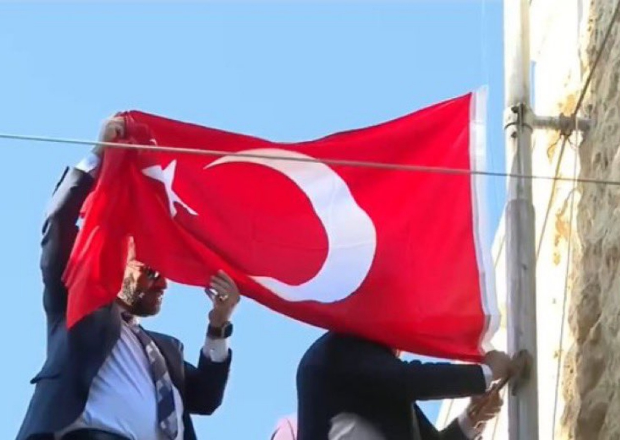 Türk Bayrağı göndere çekildi! Halep'teki Türkiye Başkonsolosluğu 13 yıl sonra açıldı...