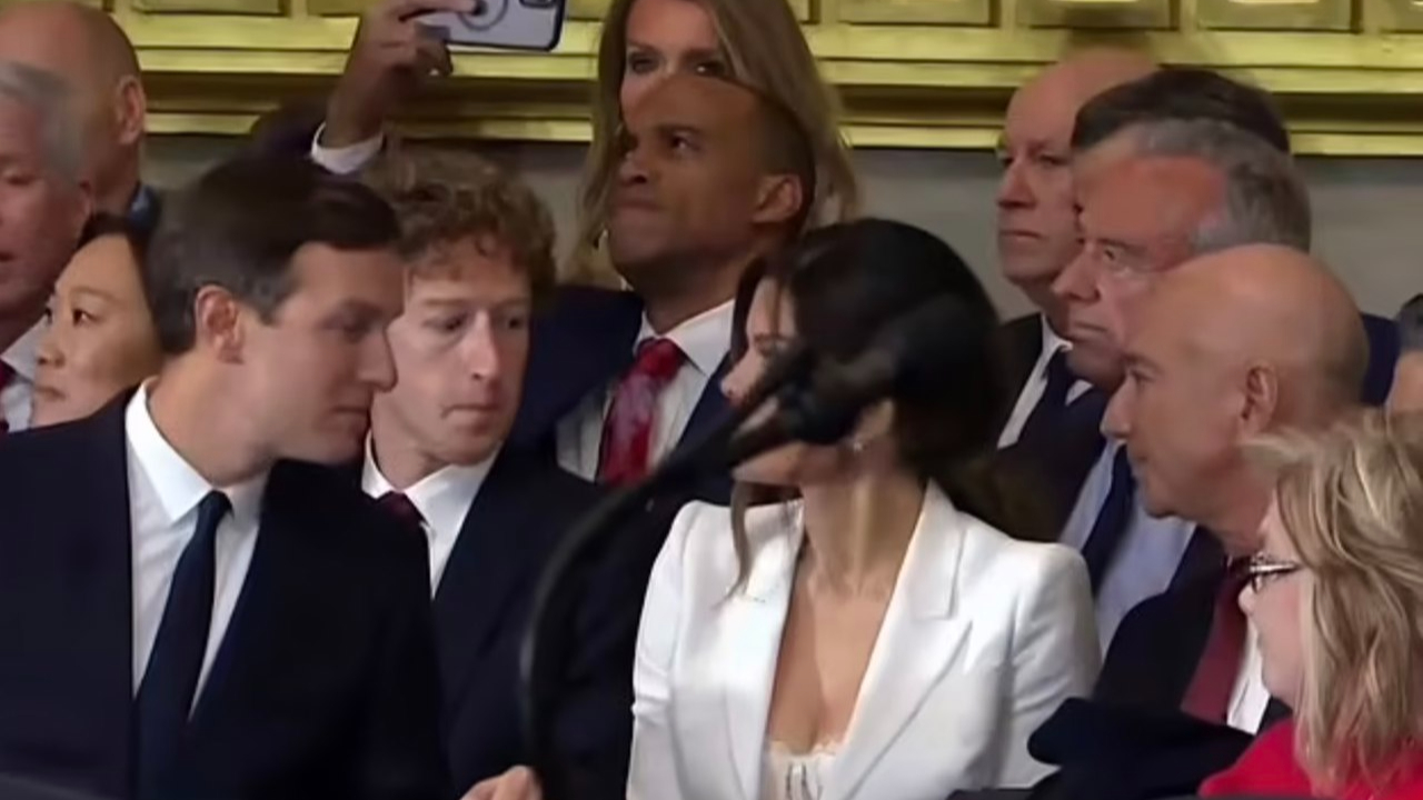 Zuckerberg bakışlarını alamadı! Yemin töreninde bütün dikkatleri dağıtan dekolte!