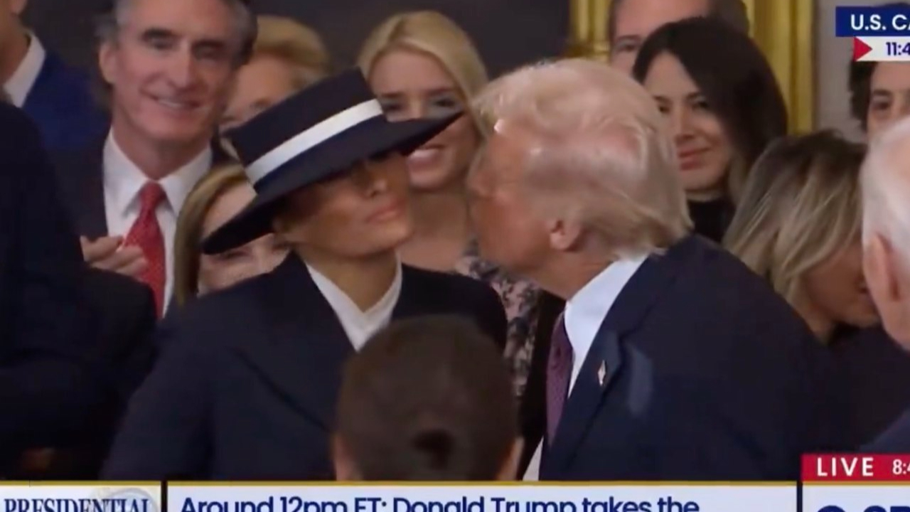 Öpücüğe şapka engeli... Trump eşini öpmek istedi ama o şapka izin vermedi