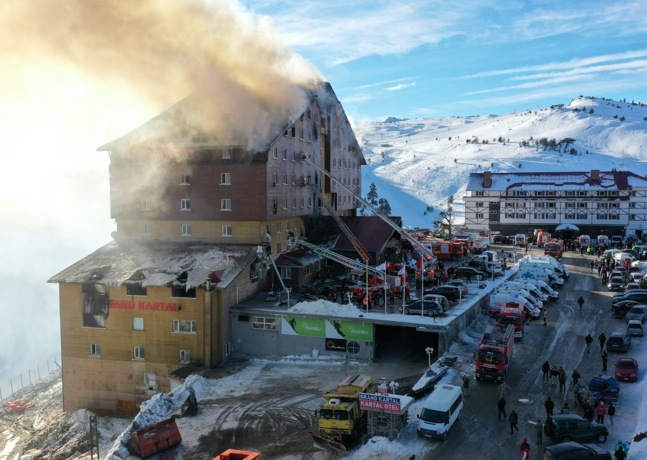 Bolu Kartalkaya Kayak Merkezi'nde otel yangını! Felaketin boyutu gün ağarınca ortaya çıktı... İşte bölgeden görüntüler...