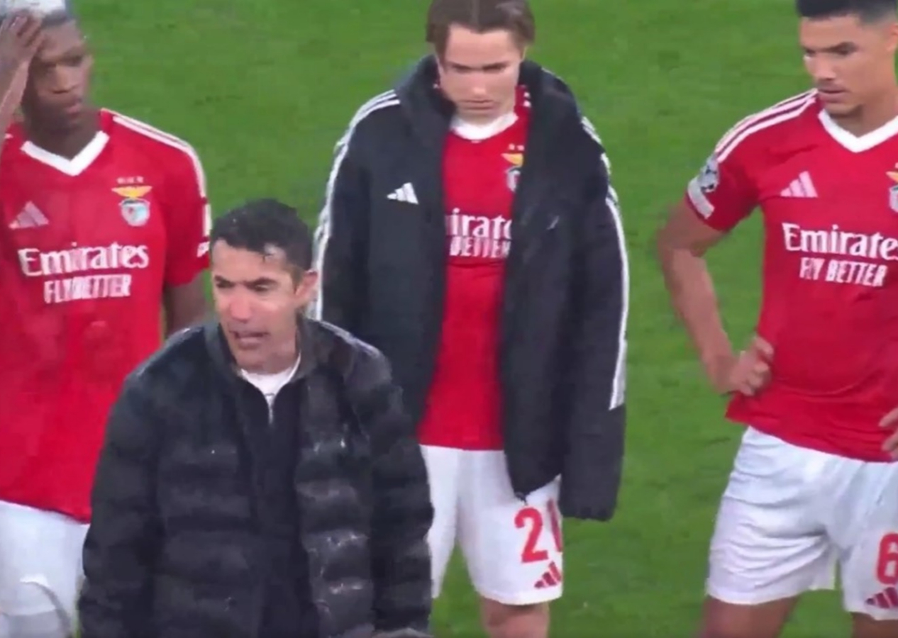 Benfica teknik direktörü Bruno Lage, Barcelona mağlubiyeti sonrası oyuncuları saha ortasında fena azarladı