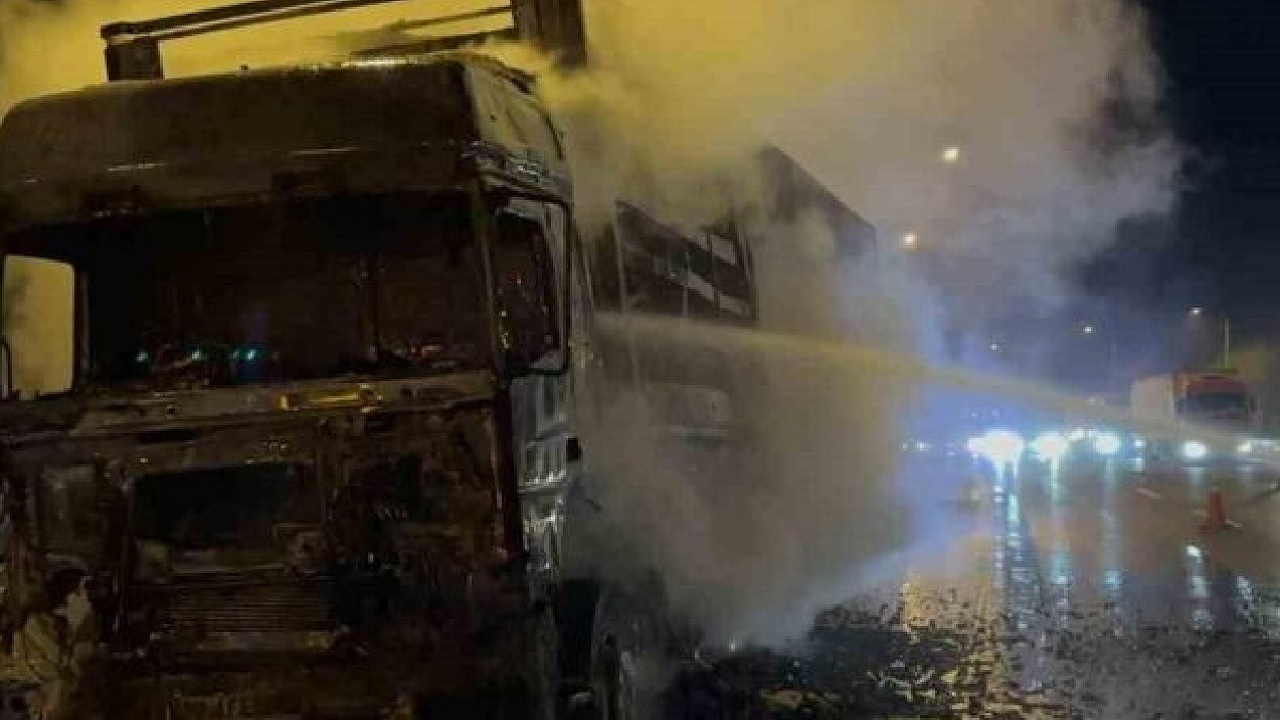 Yine Bolu yine yangın! Anadolu Otoyolu'nda kömür yüklü tırda yangın çıktı