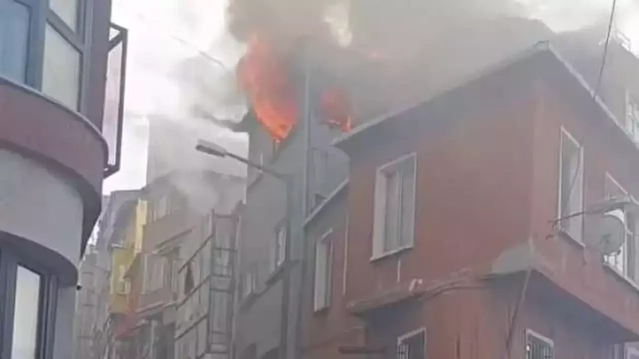 Beyoğlu'nda 3 katlı binada korkutan yangın: Ekipler bölgede!