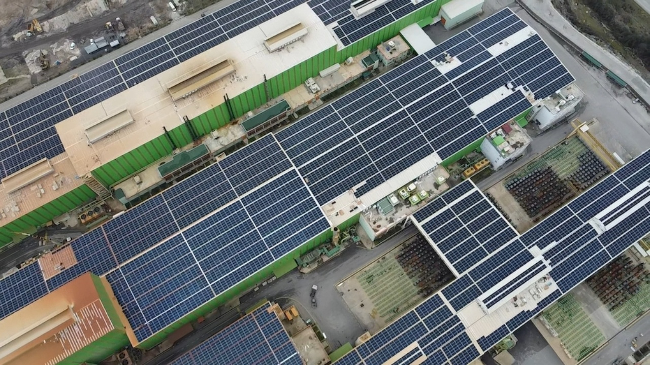 Tosyalı Holding kendi elektriğini 1 milyar dolarlık yatırımla güneşten üretecek