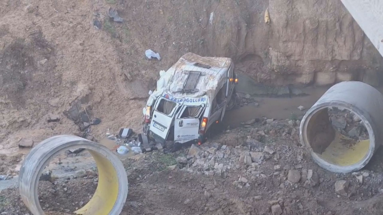Tuzla'da servis minibüsü şarampole yuvarlandı! 1 ölü, 14 yaralı var...  Kaza yerinden ilk görüntüler