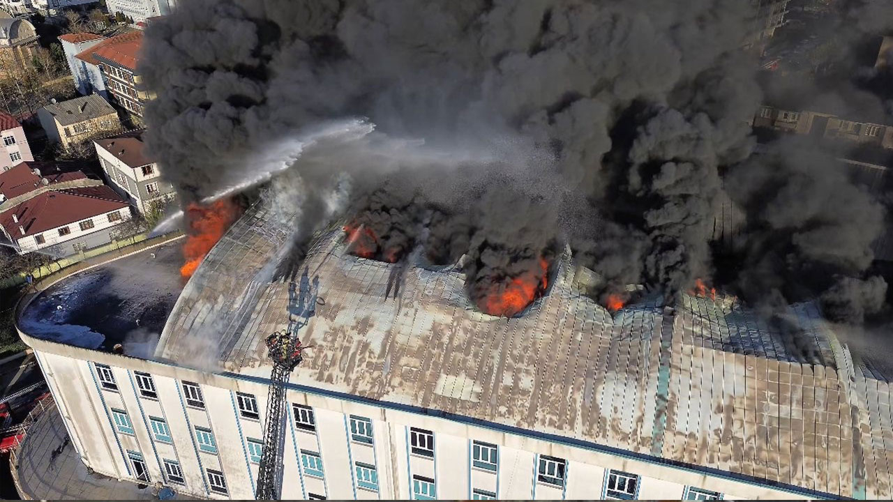 İstanbul Sultanbeyli'de fabrikada yangın 6 saatte söndürüldü!