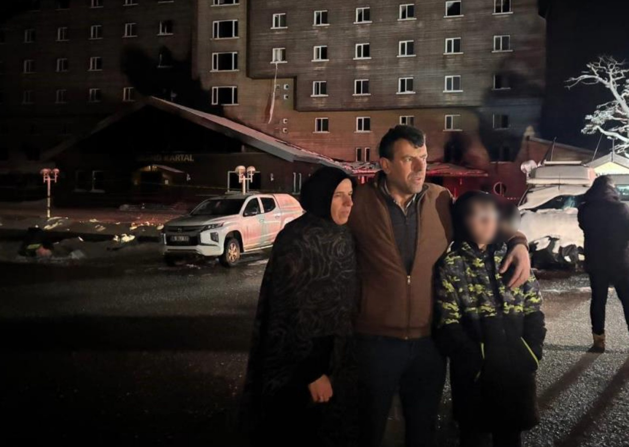 78 kişiye mezar olan Grand Kartal Otel'in önünde 'hatıra fotoğrafı' çektiren aile şoke etti!