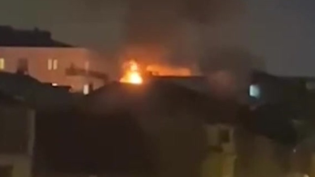 Sancaktepe’de 3 katlı binanın çatısında korkutan yangın
