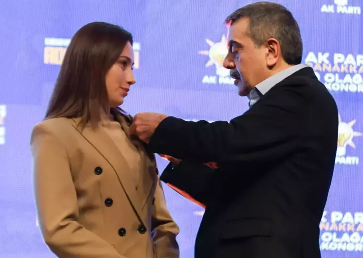 Türkiye’nin en genç Belediye Başkanı Zeynep Çelik AK Parti’ye katıldı! Rozetini Bakan Tekin taktı...