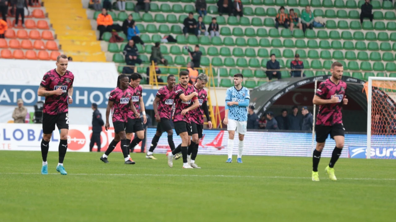 Gollü düello nefesleri kesti, Alanyaspor 3 puandan vazgeçmedi! Alanyaspor 5 - 4  Başakşehir FK | Maçın özeti