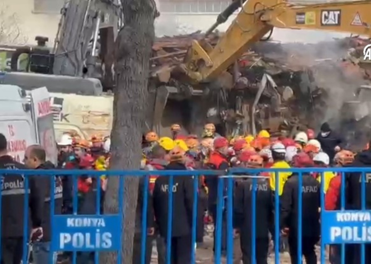 Konya'da çöken 4 katlı binanın enkazında 1 kişinin daha cansız bedenine ulaşıldı!