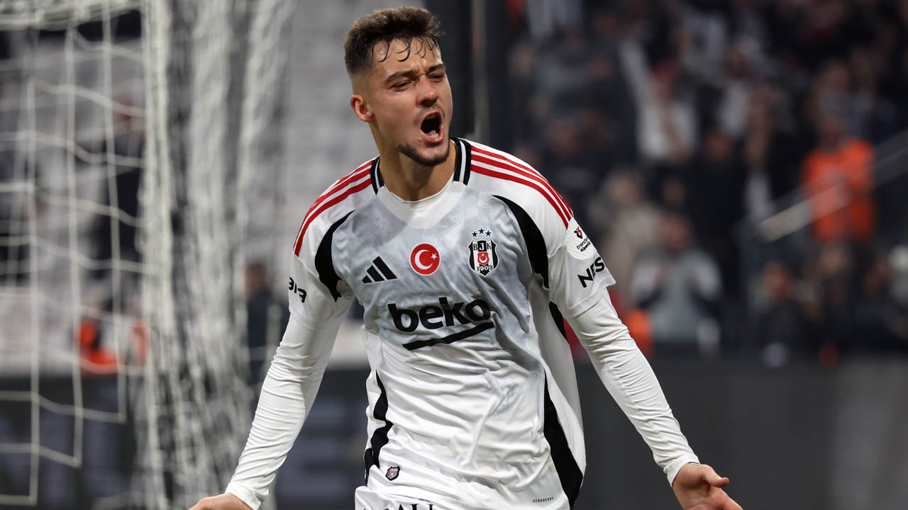 Ernest Muçi Solskjaer'in gözüne girdi, yönetim ayrılık kararını rafa kaldırdı