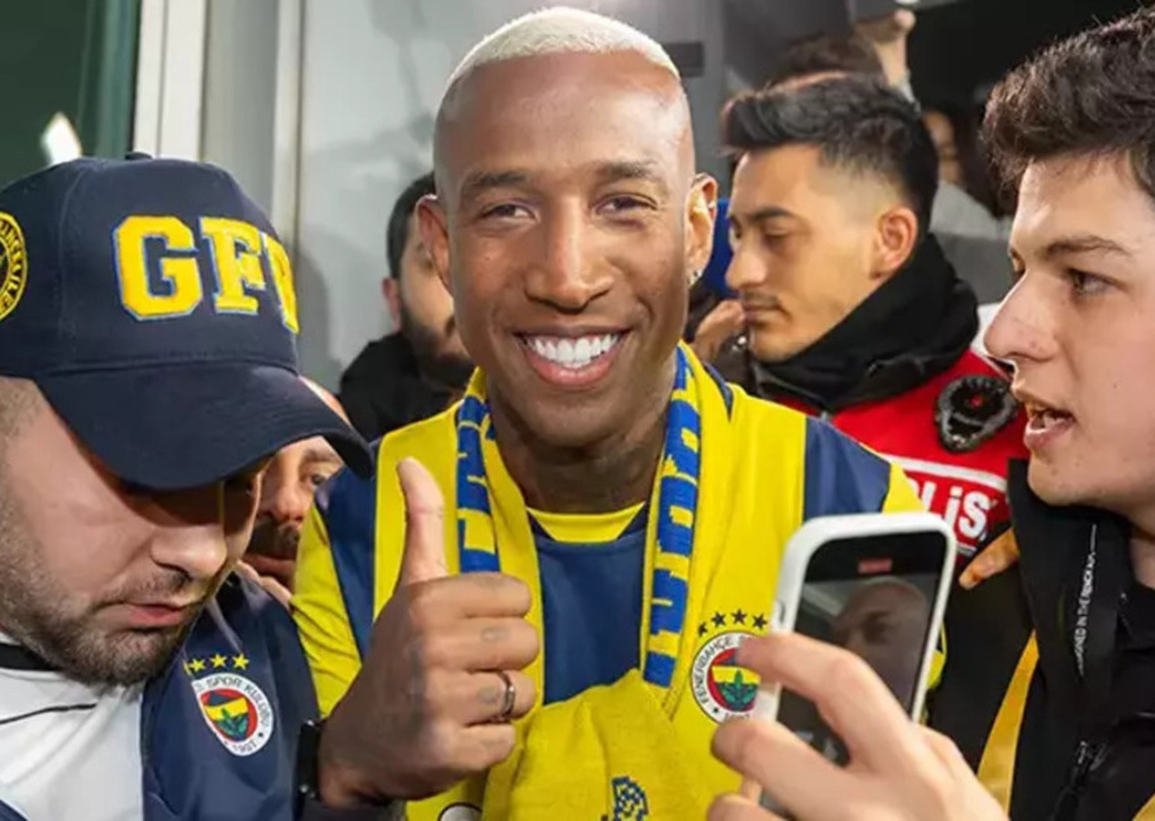 Fenerbahçe'nin yeni transferi Anderson Talisca İstanbul'a ayak bastı: Formayla taraftarların karşısına çıktı!