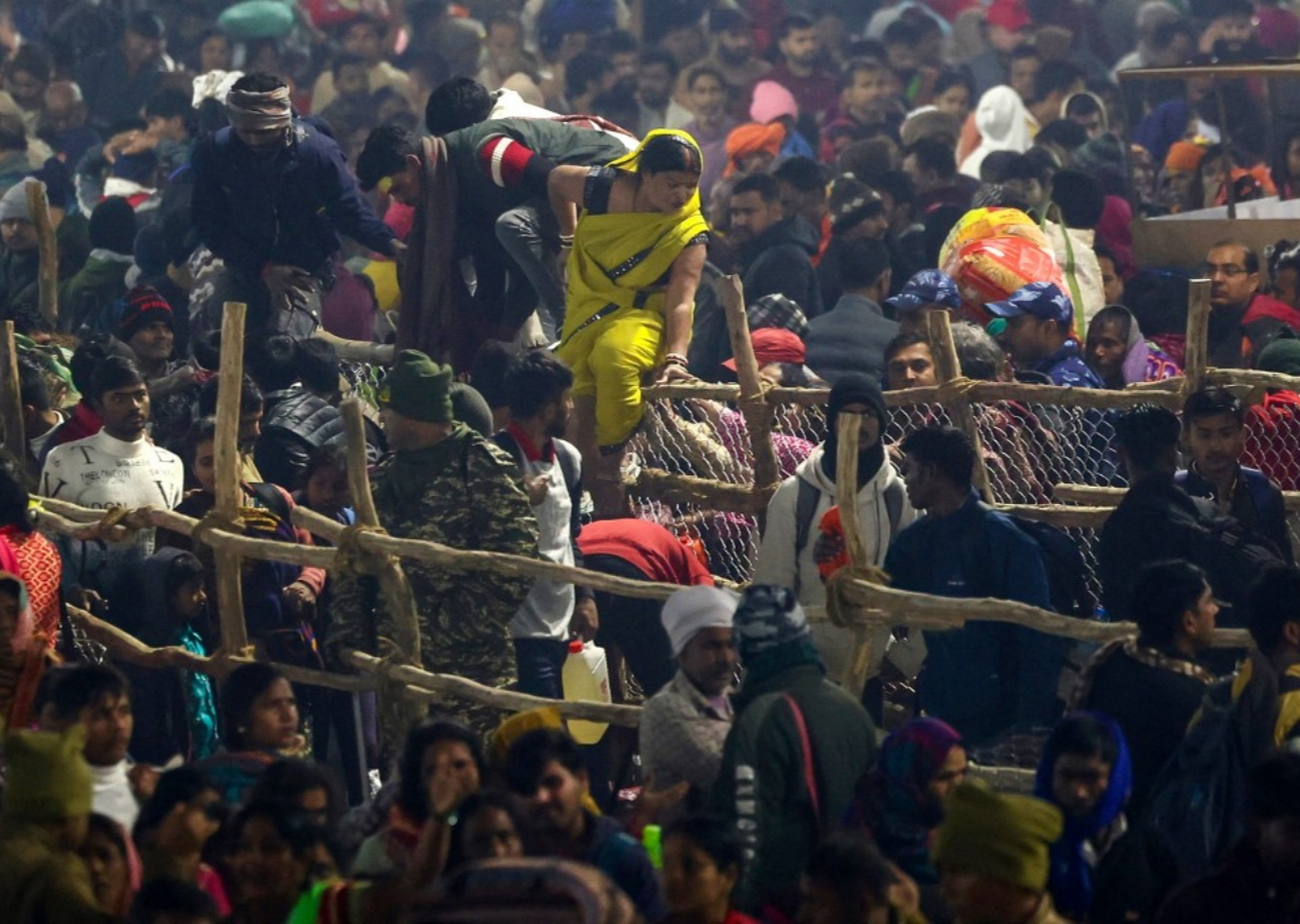 Hindistan'da dini Kumb Mela Festivali'nde izdiham! Çok sayıda ölü var...