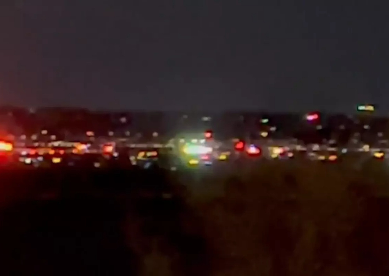 ABD'de 60 yolculu uçak ile helikopter çarpışarak düştü! İşte dehşet anları...